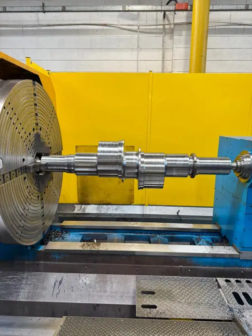 Lavorazione di un albero al tornio