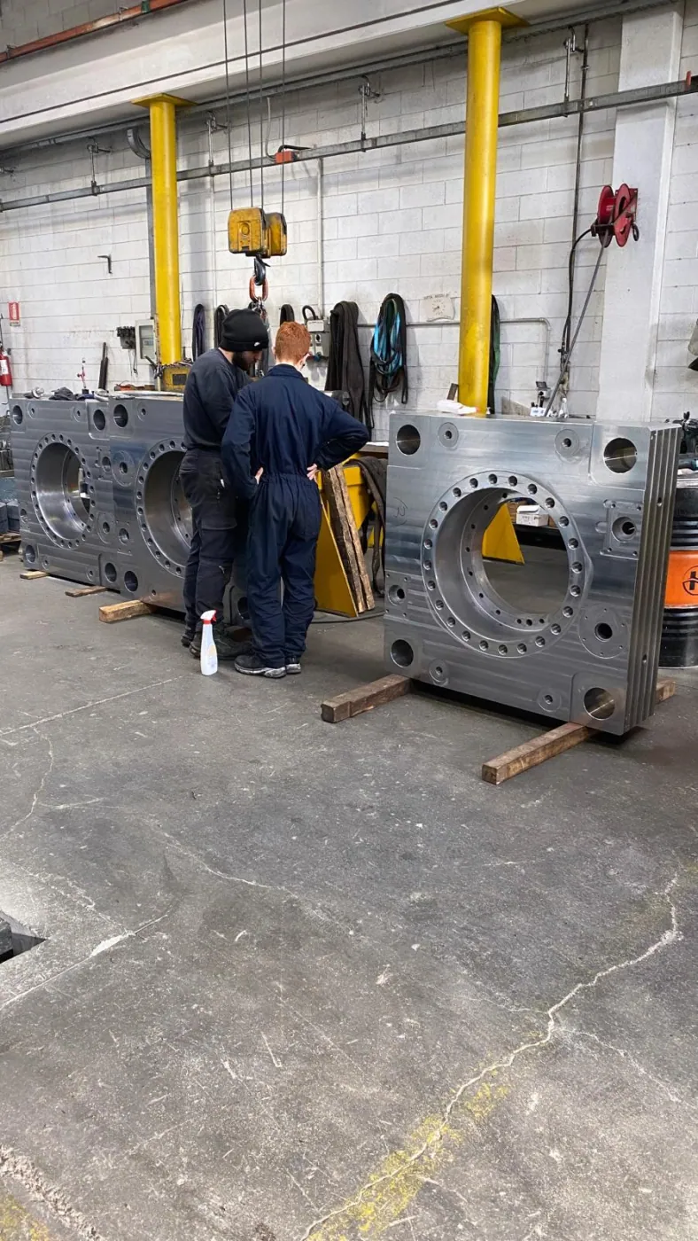Persone e componenti meccanici nell’officina di Castel Mella